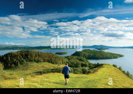 Ein Walker Abstieg vom Conic Hill entlang Druim Nam, Buaraich, Loch Lomond und die Trossachs National Park Stockfoto