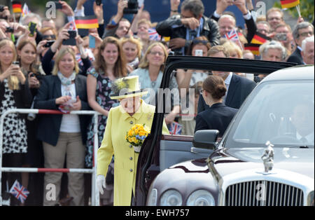 Berlin, Deutschland. 26. Juni 2015. Die britische Königin Elizabeth II geht auf ihrem Bentley bei ihrer Abreise vom Pariser Platz-Platz in Berlin, Deutschland, 26. Juni 2015. Die britische Monarchin und ihr Ehemann sind auf ihre fünfte Staatsbesuchs in Deutschland vom 23. bis 26. Juni. : Bildnachweis RAINER JENSEN/Dpa: Dpa picture-Alliance/Alamy Live News Stockfoto