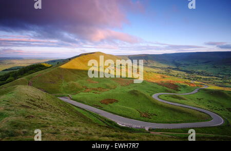 Die kurvenreiche Straße B zu Edale über das Hope-Tal, das Scheiben Mam Tor und Rushup Rand, Peak District, Derbyshire England UK Stockfoto