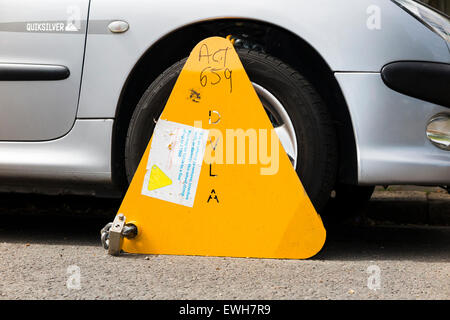 Ein Rad-Klemme ausgerüstet durch die DVLA zu einem Auto, dessen Halter Kfz-Steuer nicht bezahlt / gültige Vignette hat. VEREINIGTES KÖNIGREICH. Stockfoto