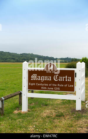 National Trust Zeichen / Wegweiser / post; Runnymede, Surrey. VEREINIGTES KÖNIGREICH. Runnymede war der Ort der Unterzeichnung der Magna Carta im Jahr 1215. Stockfoto