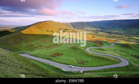 Die kurvenreiche Straße zu Edale zu Rushup Edge von Mam Tor und Rushup Edge, Hope Valley, Peak District, Derbyshire England UK gesehen suchen Stockfoto