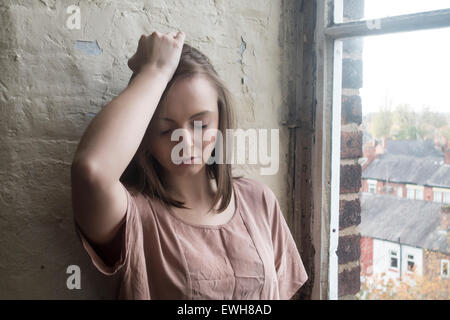 Junge Frau Hand auf Kopf Schmerzen Stockfoto