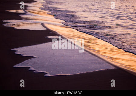 Blick auf Meer Wasserreflexionen und Wavelets in Kaspakas Dorf Agios Ioannis Strand bei Sonnenuntergang. Lemnos oder Limnos Insel Griechenlands. Stockfoto