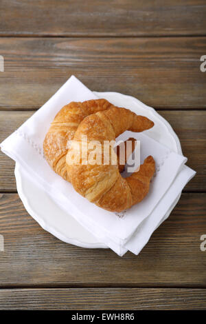 Knusprige Croissants auf einem Teller, Ansicht von oben Stockfoto