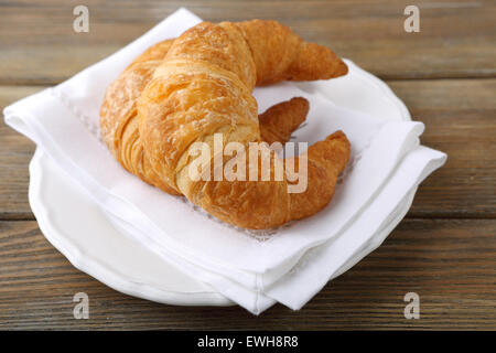 Zwei frische Croissant auf einem Teller, Essen Stockfoto