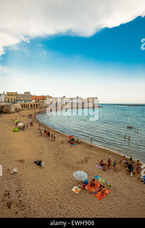 Italien Apulien Salento Sonnenzelt Strand Purità Stockfoto