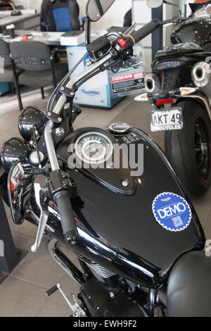 Schwarzes Modell Triumph thunderbird Sturm Demonstrator und andere Motorräder zum Verkauf bei einem Motorradhändler in Sydney, New South wales, australien 2015 Stockfoto