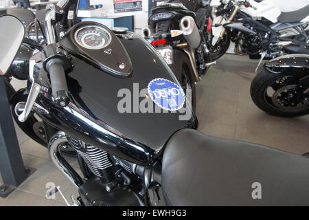 Triumph Thunderbird Storm Demonstrator und andere Fahrräder zum Verkauf an einem Motorrad-Vertragshändler in Sydney, new South Wales, Australien Stockfoto