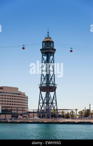 Seilbahnen und Turm über Port Vell Marina Hafen in Barcelona Spanien Stockfoto