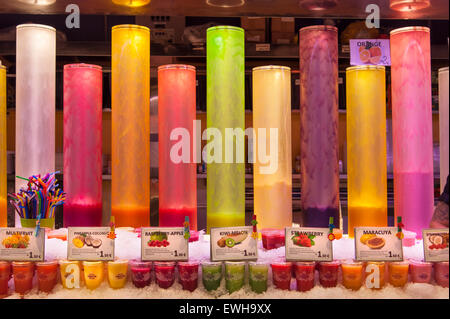 Glas Zylinderbehälter mit frisch gepressten Fruchtsäften auf einem Marktstand an der berühmten La Boqueria Markt Barcelona-Spanien Stockfoto