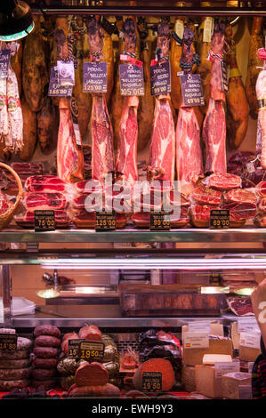 LA BOQUERIA MARKT. Iberico Schinken 'Jamon' zum Verkauf am Marktstand an der berühmten Stätte. Katalonien Barcelona Spanien Stockfoto