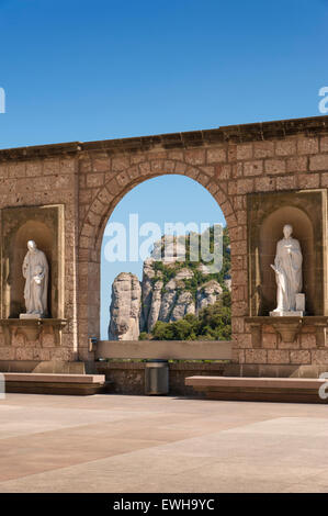 Blick auf das Kreuz des Heiligen Michaels vom Benediktinerkloster SANTA MARIA DE MONTSERRAT. Katalonien Spanien Stockfoto