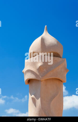 La Pedrera (Casa Mila). Barcelona, Spanien, Europa. Schornsteintopf auf dem Dach. Entworfen von Antoni Gaudi Stockfoto