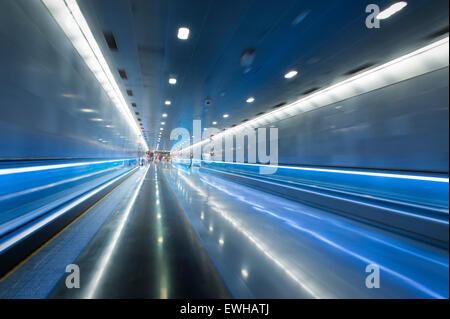 Moderne High Tech City Metro Station Travelator Speed Blur Moving Walkway Stockfoto