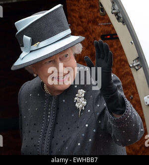 Celle, Deutschland. 26. Juni 2015. Die britische Königin Elizabeth II "Wellenlinien" wie sie ihr Flugzeug auf dem Militärflugplatz in Celle, Deutschland, 26. Juni 2015 Bretter. Königin Elizabeth II und Herzog von Edinburgh wurden auf ihre fünfte Staatsbesuchs in Deutschland vom 23. bis 26. Juni. : Bildnachweis PETER STEFFEN/Dpa: Dpa picture-Alliance/Alamy Live News Stockfoto