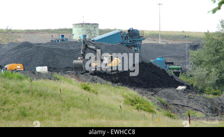 Ein Arbeitnehmer arbeitet einen Bagger am Thoresby Zeche in Nottinghamshire.   Thoresby Zeche ist produktionsbedingt aufhören im Jahr 2015... Stockfoto