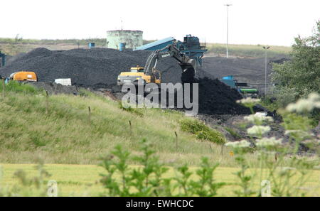 Ein Arbeitnehmer arbeitet einen Bagger am Thoresby Zeche in Nottinghamshire.  Thoresby Zeche ist produktionsbedingt aufhören im Jahr 2015... Stockfoto