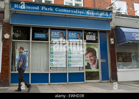 außen von der Geschäftsstelle Richmond Park Conseverative mit Bild von mp Zac Goldsmith, East Sheen, London, england Stockfoto