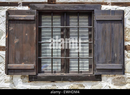 Detail von einem alten Holzfenster eines traditionellen Hauses in Bulgarien Stockfoto