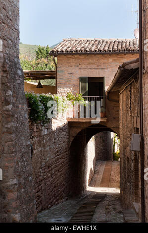 Schmalen gepflasterten umbrischen Gasse mit Torbogen Stockfoto
