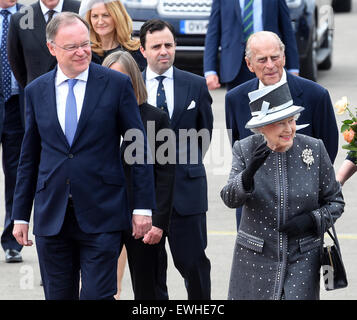 Celle, Deutschland. 26. Juni 2015. Britische Königin Elizabeth II und der Ministerpräsident von Niedersachsen, Stephan Weil (SPD), am Flughafen von Heeresflugplatz Celle, Deutschland, 26. Juni 2015. Königin Elizabeth II und Herzog von Edinburgh wurden auf ihre fünfte Staatsbesuchs in Deutschland vom 23. bis 26. Juni. Foto: HOLGER HOLLEMANN/Dpa/Alamy Live News Stockfoto