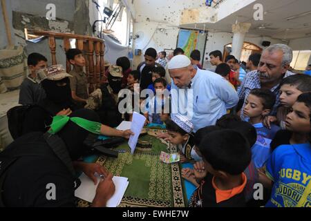 Gaza, Gazastreifen, Palästinensische Gebiete. 26. Juni 2015. Palästinenser-Jungs heulen registrieren in der Sommer-Camps organisiert von Izzedine al-Qassam-Brigaden, der bewaffnete Arm der Hamas-Bewegung, in einer Moschee, die 50-Tage Israels auf Gaza-Streifen im Sommer 2014, im Osten von Gaza-Stadt am 26. Juni 2015 zerstört wurde. Stockfoto