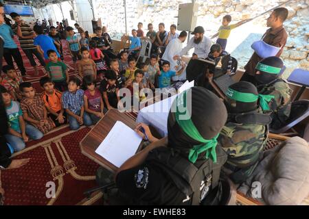 Gaza, Gazastreifen, Palästinensische Gebiete. 26. Juni 2015. Palästinenser-Jungs heulen registrieren in der Sommer-Camps organisiert von Izzedine al-Qassam-Brigaden, der bewaffnete Arm der Hamas-Bewegung, in einer Moschee, die 50-Tage Israels auf Gaza-Streifen im Sommer 2014, im Osten von Gaza-Stadt am 26. Juni 2015 zerstört wurde. Stockfoto