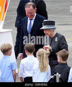 Celle, Deutschland. 26. Juni 2015. Britische Königin Elizabeth II und der Ministerpräsident von Niedersachsen, Stephan Weil (SPD), auf dem Militärflughafen in Celle, Deutschland, 26. Juni 2015. Königin Elizabeth II und Herzog von Edinburgh wurden auf ihre fünfte Staatsbesuchs in Deutschland vom 23. bis 26. Juni. Foto: HOLGER HOLLEMANN/Dpa/Alamy Live News Stockfoto