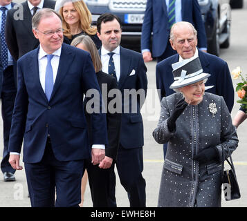 Celle, Deutschland. 26. Juni 2015. Britische Königin Elizabeth II und der Ministerpräsident von Niedersachsen, Stephan Weil (SPD), auf dem Militärflughafen in Celle, Deutschland, 26. Juni 2015. Königin Elizabeth II und Herzog von Edinburgh wurden auf ihre fünfte Staatsbesuchs in Deutschland vom 23. bis 26. Juni. Foto: HOLGER HOLLEMANN/Dpa/Alamy Live News Stockfoto