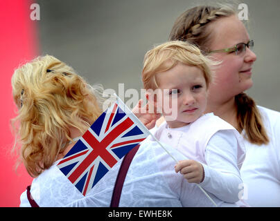 Celle, Deutschland. 26. Juni 2015. Schaulustige warten auf die britische Königin auf dem Militärflugplatz in Celle, Deutschland, 26. Juni 2015. Königin Elizabeth II und Herzog von Edinburgh wurden auf ihre fünfte Staatsbesuchs in Deutschland vom 23. bis 26. Juni. Foto: PETER STEFFEN/Dpa/Alamy Live News Stockfoto