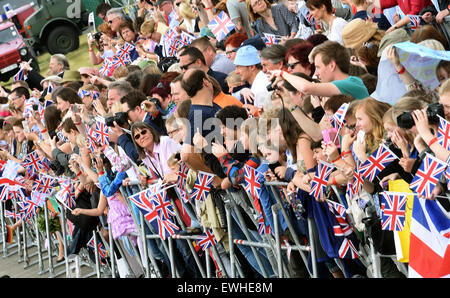 Celle, Deutschland. 26. Juni 2015. Schaulustige warten auf britische Königin Elizabeth II am Militärflughafen in Celle, Deutschland, 26. Juni 2015. Königin Elizabeth II und Herzog von Edinburgh wurden auf ihre fünfte Staatsbesuchs in Deutschland vom 23. bis 26. Juni. Foto: HOLGER HOLLEMANN/Dpa/Alamy Live News Stockfoto