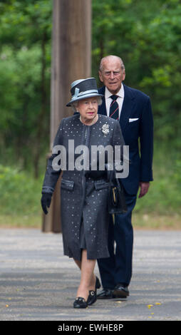 Celle, Deutschland. 26. Juni 2015. Die britische Königin Elizabeth II (L) und Prinz Phillip auf dem Gelände des ehemaligen KZ der Bergen-Belsen, Bergen in der Nähe von Celle, Deutschland, 26. Juni 2015. Königin Elizabeth II und Herzog von Edinburgh wurden auf ihre fünfte Staatsbesuchs in Deutschland vom 23. bis 26. Juni. Foto: Julian Stratenschulte/Dpa/Alamy Live News Stockfoto