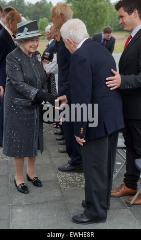 Celle, Deutschland. 26. Juni 2015. Die britische Königin Elizabeth II (L) spricht mit Zeitzeugen Stefan Hertz auf dem Gelände des ehemaligen KZ der Bergen-Belsen, in Bergen in der Nähe von Celle, Deutschland, 26. Juni 2015. Königin Elizabeth II und Herzog von Edinburgh wurden auf ihre fünfte Staatsbesuchs in Deutschland vom 23. bis 26. Juni. Foto: Julian Stratenschulte/Dpa/Alamy Live News Stockfoto