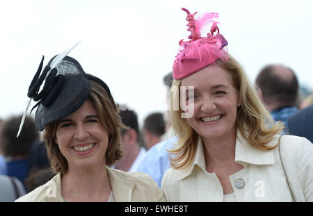 Celle, Deutschland. 26. Juni 2015. Uta Roettger (l) und Sandra Werner warten auf die britische Königin auf dem Militärflugplatz in Celle, Deutschland, 26. Juni 2015. Königin Elizabeth II und Herzog von Edinburgh wurden auf ihre fünfte Staatsbesuchs in Deutschland vom 23. bis 26. Juni. Foto: PETER STEFFEN/Dpa/Alamy Live News Stockfoto