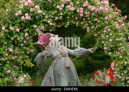 Königin der Herzen-Statue an Alice im Wunderland-Veranstaltung im RHS Wisley Gärten, Surrey, England Stockfoto