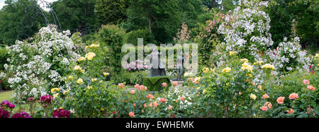 Königin der Herzen-Statue an Alice im Wunderland-Veranstaltung im RHS Wisley Gärten, Surrey, England Stockfoto