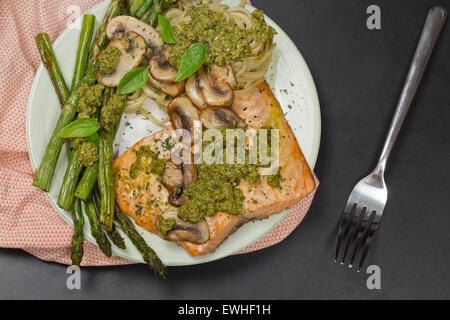 Köstlichen gegrillten Lachs mit cremigen Pesto-Soße, Spargel und Nudeln auf der Seite Stockfoto
