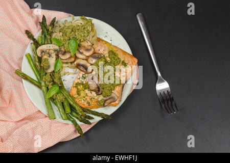 Köstlichen gegrillten Lachs mit cremigen Pesto-Soße, Spargel und Nudeln auf der Seite Stockfoto
