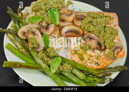 Köstlichen gegrillten Lachs mit cremigen Pesto-Soße, Spargel und Nudeln auf der Seite Stockfoto