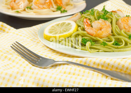 Shrimp Scampi mit Nudeln Zitrone und Petersilie Stockfoto