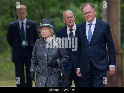 Celle, Deutschland. 26. Juni 2015. Die britische Königin Elizabeth II. und Prinz Phillip mit Ministerpräsident des unteren Sachsen Stephan Weil (SPD), auf dem Gelände des ehemaligen KZ der Bergen-Belsen, Bergen in der Nähe von Celle, Deutschland, 26. Juni 2015. Königin Elizabeth II und Herzog von Edinburgh wurden auf ihre fünfte Staatsbesuchs in Deutschland vom 23. bis 26. Juni. Foto: Julian Stratenschulte/Dpa/Alamy Live News Stockfoto