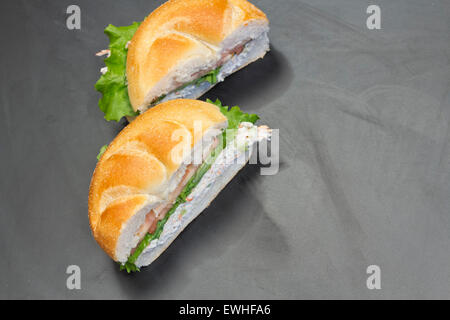 Gebunden Sie Meeresfrüchte-Salat-Sandwich mit Mayo auf Kaiser Rolle Stockfoto