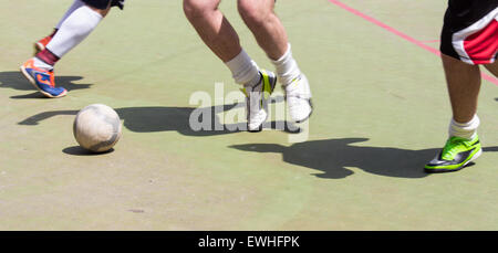 Jungs spielen Fußball in einem lokalen Turnier Stockfoto