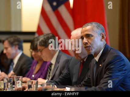 Washington, USA. 24. Juni 2015. U.S. President Barack Obama (R) trifft sich mit chinesischen Staatspräsidenten Xi Jinping Sonderbeauftragten Vice Premier Liu Yandong, Vize-Premier Wang Yang und Staat Hofrat Yang Jiechi und wichtigsten Delegierten, die an der siebten China und den USA strategische und Wirtschaftsdialog (S & ED) und die sechste China und den USA hochrangigen Konsultation an People to People Exchange (CPE), im Weißen Haus in Washington, DC, USA, Juni 24 teilnehmen , 2015. © Yin Bogu/Xinhua/Alamy Live-Nachrichten Stockfoto