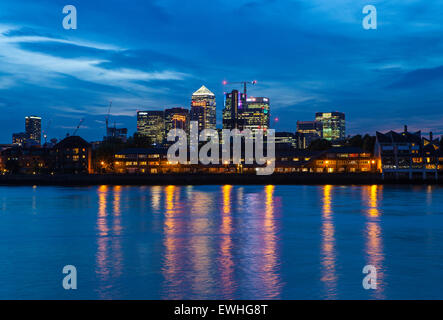 LONDON, UK - 25. Juni 2015: Eine Dämmerung-Time-Ansicht der Docklands über den Fluss Themse in London, am 25. Juni 2015. Stockfoto