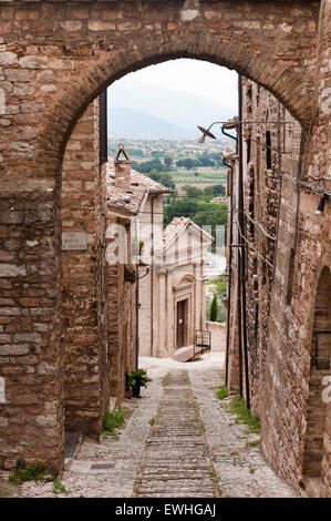 Schmalen gepflasterten umbrischen Gasse mit Torbogen Stockfoto