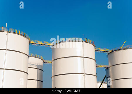 Reihen von Öllagertanks Stockfoto