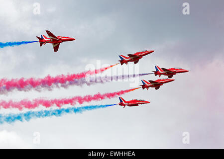 RAF Airshow Demonstration team Red Arrows erklingt in der niederländischen Luftwaffe Open Days. Stockfoto