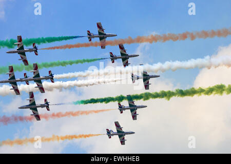 Italienische Demo team Frecce Tricolori erklingt in der niederländischen Luftwaffe Open Day. Stockfoto